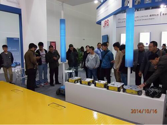 星空官方网站参展2014绵阳科博会-技术人员向观众演示机器人.jpg